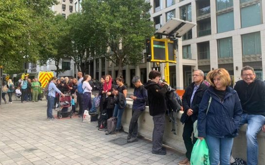 queue of mourners for the queen