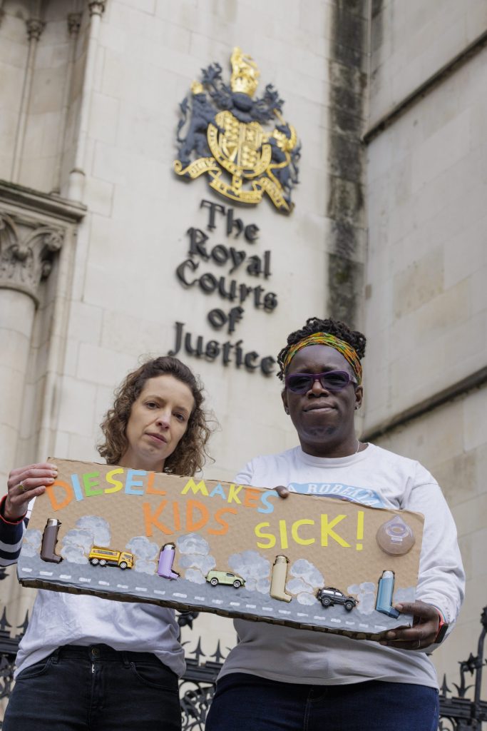 Jemima Hartshorn and Rosamund Adoo-Kissi-Debrah Outside the Royal Courts of Justice.
photo credit: Crispin Hughes / Mums for Lungs