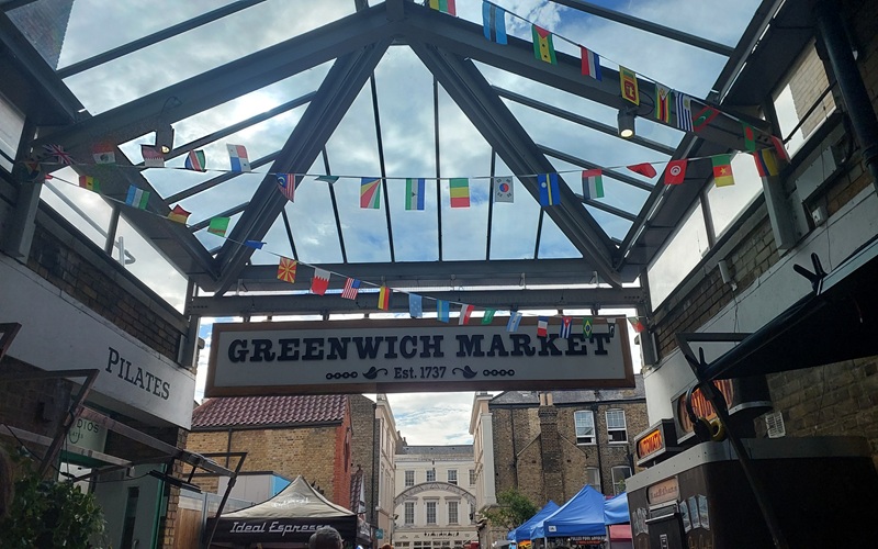 Many visitors pass through the market on their way to the Observatory.